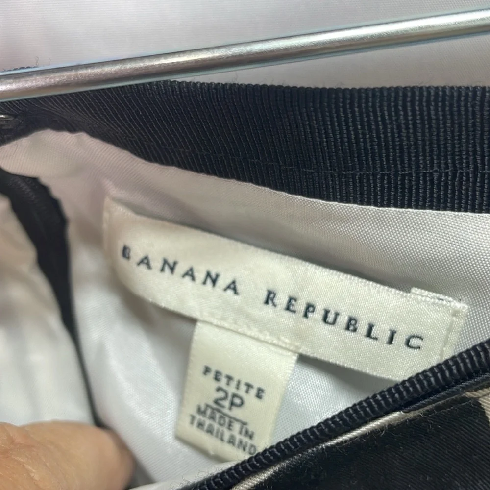 •🐄 Banana republic black and creamy white cotton blend pleated skirt